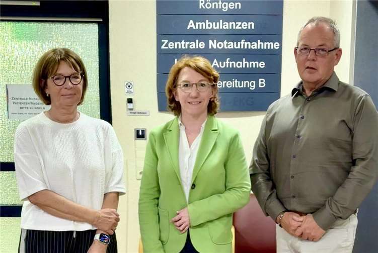 Von links nach rechts: Sabine Glaser (SPD-Fraktionsvorsitzende im Stadtrat Remagen), Sabine Müller (Mitglied des Landtags), Thomas Werner (Geschäftsführer der Krankenhausverbund Linz/Remagen gemeinnützige GmbH und der Maria Stern MVZ Remagen GmbH).  Foto: Christina Sönksen