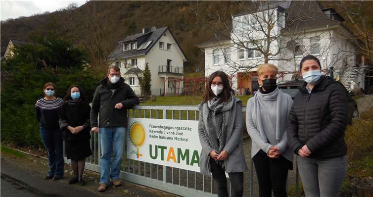 Von links nach rechts: Sandra Kreil (Mitarbeiterin UTAMARA), Susanne Krechter (ehrenamtliche Mitarbeiterin UTAMARA), Patrick Kopischke (Geschäftsführer Oskar Pahlke GmbH, Lena Lück (Assistentin der GL Pahlke), Sevim Polat (Vorstand UTAMARA) und Violetta Jasiqi (Mitarbeiterin UTAMARA).Fotos: privat