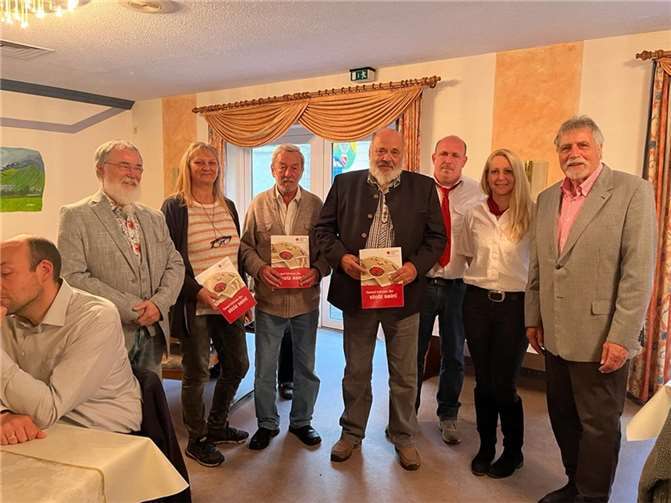 Von links nach rechts: Schatzmeister Hans-Peter Müller, Heidrun Kleinert geehrt worden für 125 Spenden, Hans Herrmann Wisser geehrt worden für 150 Spenden, Jürgen Schütze geehrt worden für 175 Spenden, Bereitschaftsleiter Oliver Klein, Bereitschaftsleiterin Jennifer Müller und 1. Vorsitzenden Wolfgang Kunz. Foto: privat