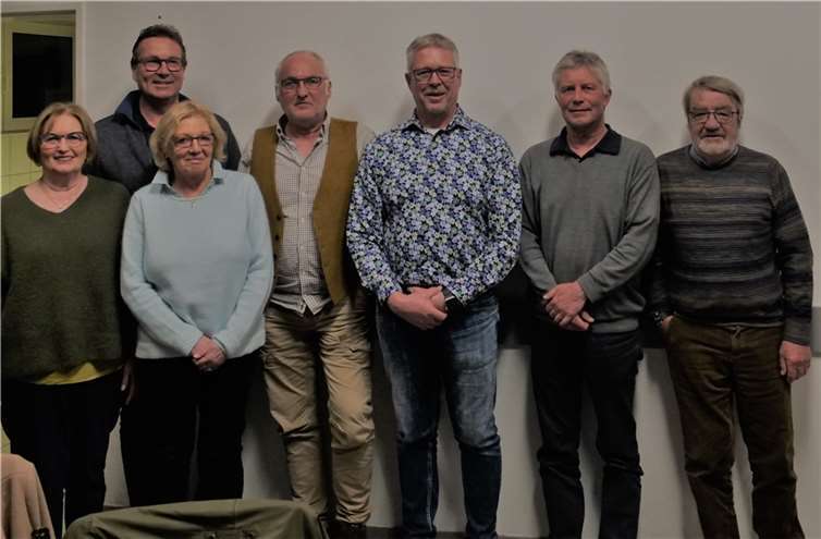 Von links nach rechts: Schriftführerin Monika Zappei, Bootswart Markus Schmidt, Kassiererin Monika Hühmann, Pressearbeit Horst Kibellus, 2. Vorsitzender Jochem Gierig, 1. Vorsitzender Karl Heil, Anlagenwart Klaus Zappei, es fehlt Karl Krieger, Anlagenwart. Foto: privat