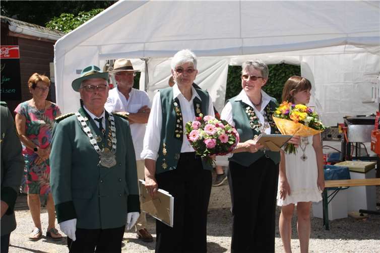 Von links nach rechts: Schützenkönig Rudolf IX (Hunder), Brigitte Breidbach Ehrung 20 Jahre Mitglied, Martha Maxeiner Kreisdamenkönigin und 50 Jahre Mitglied, Jungschützenkönigin Greta I. (Pötz). Fotos: privat