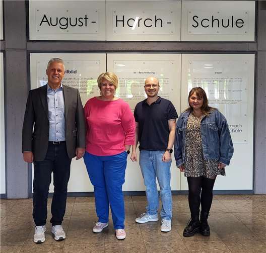 Von links nach rechts: Schulleiter Thomas Lenz, Jessica Bunz ( Bereichsleiterin Agentur für Arbeit), Julian Tratsaert (Berufsberater) und Ina Jordan ( Mitarbeiterin Jobcenter Mayen-Koblenz). Foto: privat
