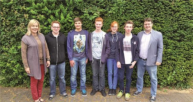 Von links nach rechts: Schulleiterin Lisa Schneider, Sandro Hartel, Yannick Breuer, Dennis Rommel, Pia Molka, Jan-Heinrich Böhm und Betreuer Thomas Damson. privat