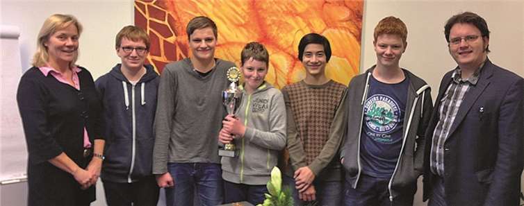 Von links nach rechts: Schulleiterin Lisa Schneider, Sandro Hartel, Yannick Breuer, Oliver Rommel, Lukas Wappler, Dennis Rommel, Thomas Damson (Betreuer der Schach-AG). privat