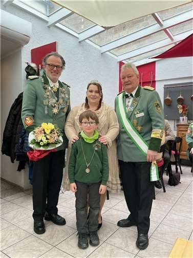 Von links nach rechts: Sebastianus-Schütze Ferdi Lohmüller, Schützenliesel Manuela Enders und Königin des Bezirksschützenkönigs, Brudermeister Walter Honerbach. Vorn Mitte: Bambini-Sebastianus-Schütze Kilian Rosenthal. Foto: privat