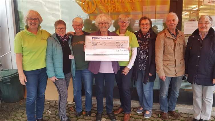 Von links nach rechts: Sigrid Arabin-Möhrer (Chor), Hella Liebermann (Tafel Swisttal), Monica Schneider-Henseler (Chor), Hildegard Ronte-Zarth (Chor), Hete Bollmohr (Chor), Karin Leis (Tafel Swisttal), Jürgen Hein (Tafel Swisttal), Berni Kruse (Tafel Swisttal)  Foto: Swisttaler Tafel