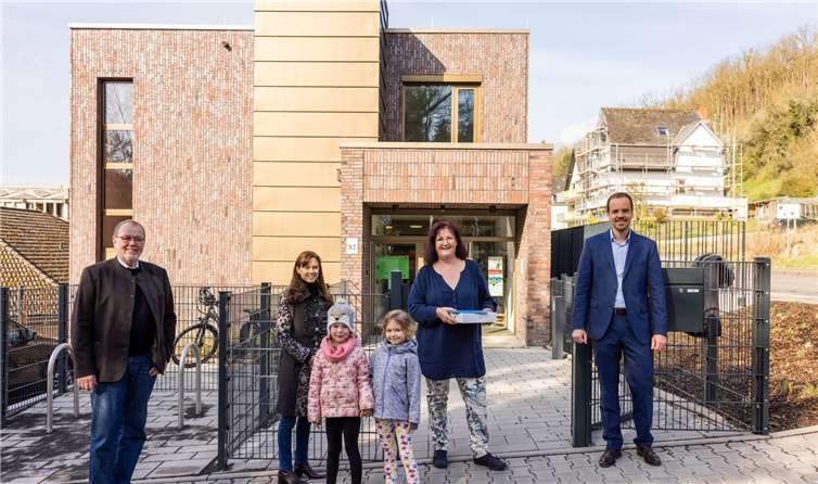 Von links nach rechts: Stadtbürgermeister Wolfgang Heitmann, Mareike Grund (Vorsitzende des Fördervereins), Kinder der Kita, Petra Krämer (Leiterin der Kita „Haus für Kinder“ in Vallendar), Alexander Werle (Direktor der IT-Abteilung der WHU).Foto: WHU / Kai Myller