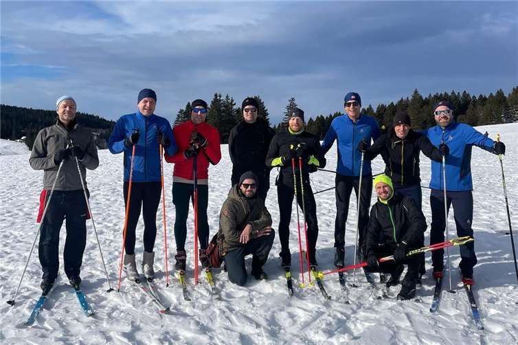Traditionelles Skitrainingslager der Masters Ruderer  Von links nach rechts: Stefan Einig, Christoph Stibbe, Karsten Grochowiak, Hans-Jörg Schmitz, Georg Laage-Gaupp, Johann Hintze, Wasilios Hariskos, Robert Boer Kniend: Ralph Steffens und Benedikt Stein. Foto: Ralph Steffens, RGL