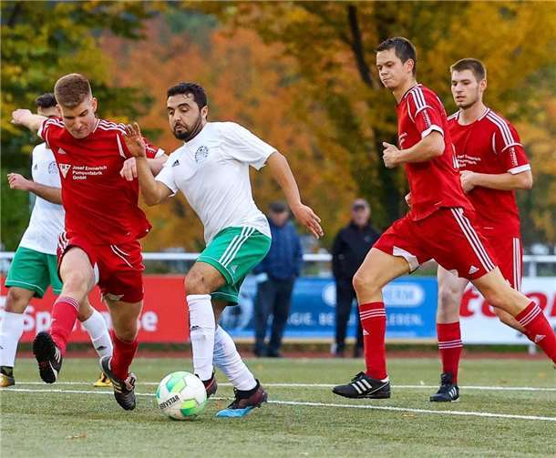 Von links nach rechts: Stefan Zimmermann, Spieler SV Remagen, Jannis König, Florian Larscheid. Foto: privat