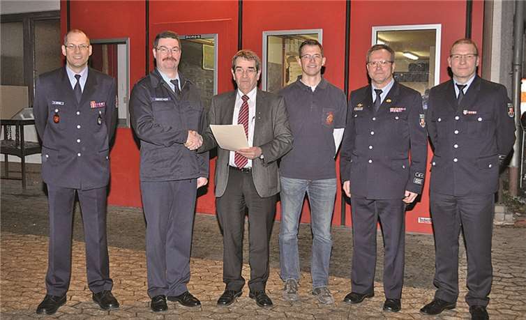 Von links nach rechts: Stellvertretender Wehrleiter Bernd Löffler, Wehrführer Jörg Hirschen, Bürgermeister Helmut Probst, stellvertretender Wehrführer Benedikt Sehl, Wehrleiter Berthold Berenz und stellvertretender Wehrleiter Harald Thönnes. privat