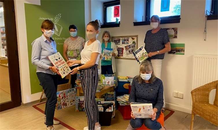 Von links nach rechts Susanne Preiß(Bücherei Arche ),Franziska Wittig(Kita Arche) ,Helga Hudec-Krieg,Susanna Domroes( Bücherei Arche ), Pfarrerin Cordula Siebert,Britta Kontis (Kita Arche). Foto: privat