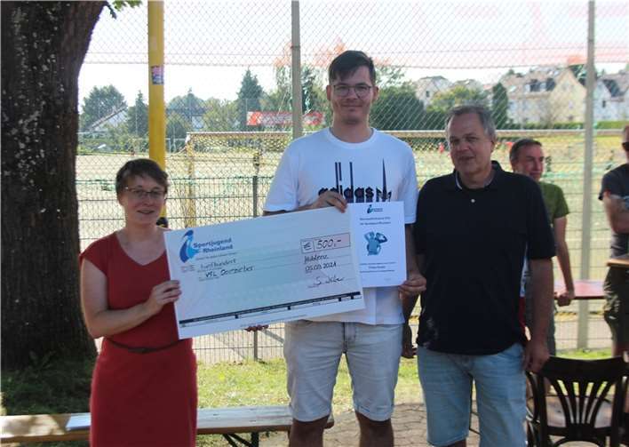 Von links nach rechts: Susanne Weber (Geschäftsführerin Sportjugend Rheinland), Tobias Gessler (Gewinner Ehrenamtsförderpreis), Frank Schneider (Jugendleiter der Fußballabteilung).Foto: Sportjugend Rheinland