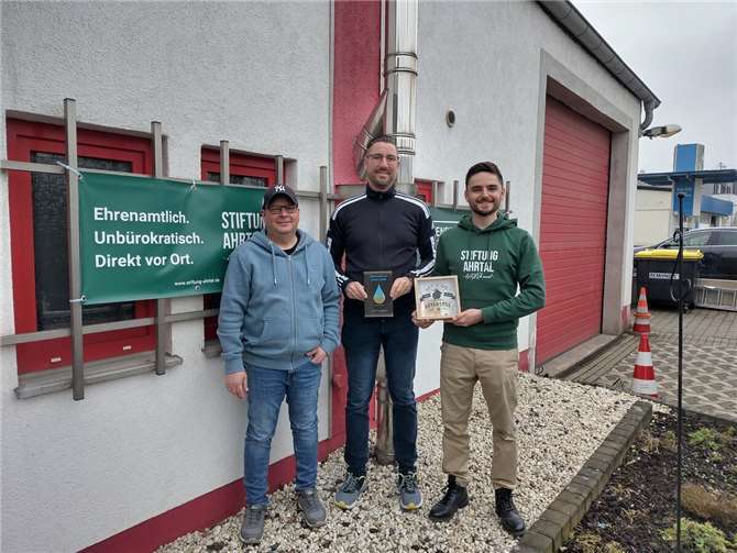 Von links nach rechts: Thomas Grzyb (Wupperbogen e.V.), Marco Martin und Nick Falkner (Stiftung Ahrtal). Foto: Madeleine Gräf/ Stiftung Ahrtal