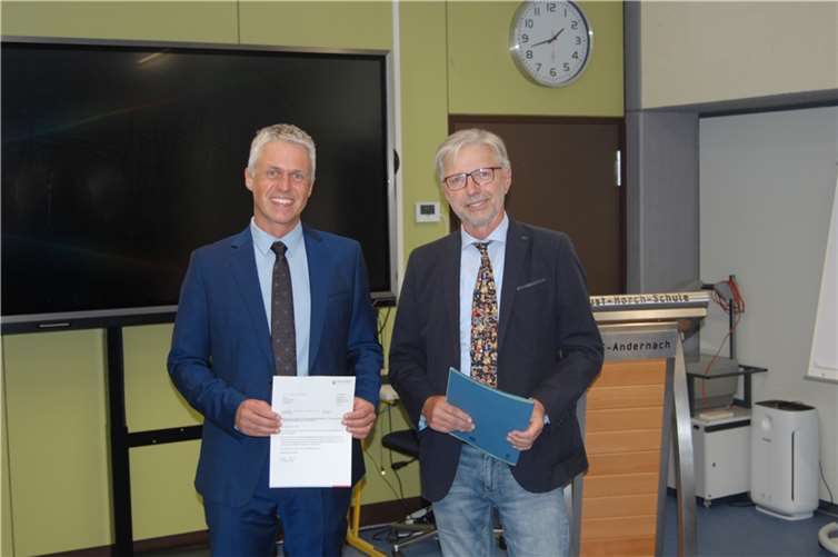 Von links nach rechts: Thomas Lenz (kommissarischer Schulleiter), Hubertus Bialas (Regierungsschuldirektor der ADD).Foto: privat