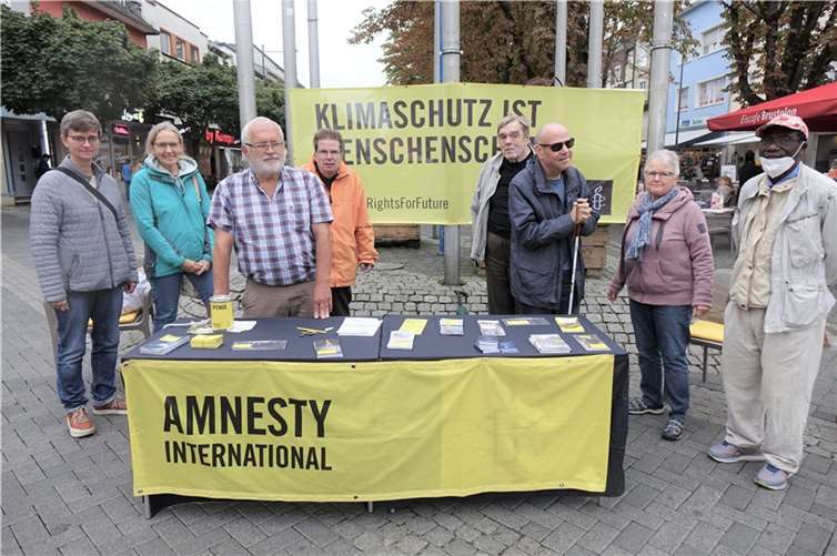 Von links nach rechts Ulrike Jacob, Beate Junglas-Krischer, Siegfried Kowallek, Stefan Kühr, Manfred Kirsch, Rainer Temming, Theresia Knieke und Tsiko Amesse. Foto: Jürgen Grab