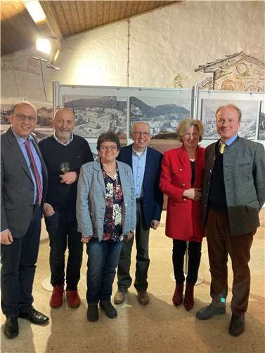 Von links nach rechts: Verbandsbürgermeister der VG Burgbrohl Johannes Bell, 1. Vors. Brohler Kulturverein Helmut Rosenbaum, Müllerehepaar Rita und Rainer Mosen, Ehepaar Marie Antoniette Gräfin von Ingelheim und Baron Karl Theodor Freiherr von Geyr zu Schweppenburg. Foto: privat