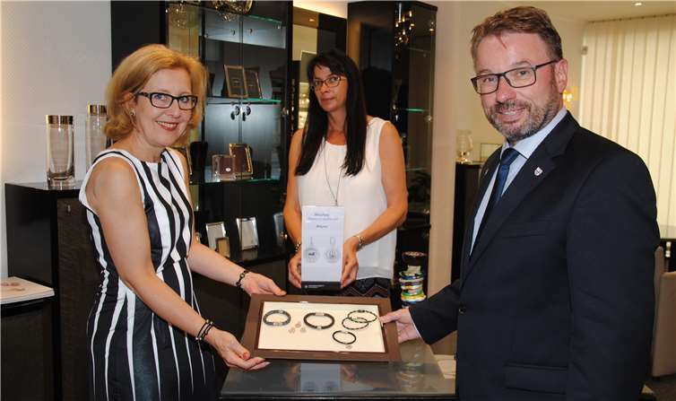 Von links nach rechts: Victoria Enz und Ulrike Keuler präsentieren Oberbürgermeister Wolfgang Treis die „Mayen-Anhänger“. Jasmin Franz/Stadt Mayen