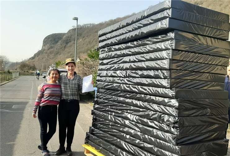 Von links nach rechts: Victoria Gutierrez (Internationaler Freiwilligendienst UTAMARA), Cira Köhler (ehrenamtliche Mitarbeiterin UTAMARA) und Spediteur der Spedition Frings GmbH & Co KG.