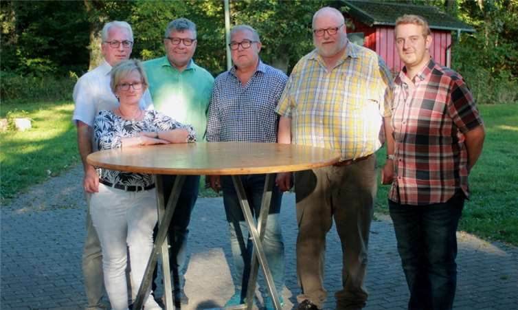 Von links nach rechts: Volker Mendel, Dorothe Mendel, Michael Mahlert (1.Kreisbeigeordneter), Thomas Eckart(Ortsvereinsvorsitzender), Klaus Marth (Kassierer), Marcel May (Geschäftsführer).Foto: privat