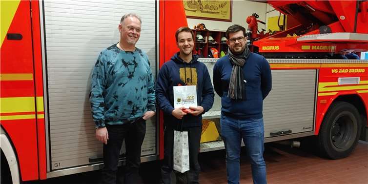 Von links nach rechts: Vorsitzender Christoph Frevel, Simon Hartmann, Wehrführer Sebastian Still.  Foto: privat