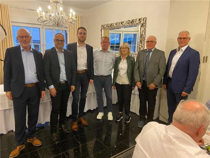 Von links nach rechts: Vorstand Udo Link, zukünftiger Vorstand Marco Brixius, Aufsichtsrat Jan-Niklas Zens, Heinrich Koch, Monika Schneider-Spitzlei, Aufsichtsratsvorsitzender Rainer Pauken, Vorstand Rainer Probst.  Fotos: privat
