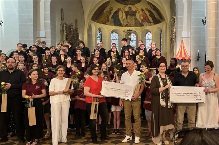 Von links nach rechts: Wolfram Hartleif (Singschule Koblenz), Lea Jakob (Singschule Koblenz), Juliane Berg (Singschule Koblenz), Christiane Hausding (Singschule Koblenz), Dr. Achim Tieftrunk (Singschule Koblenz, Prof. Ursula Targler-Sell (ZONTA CLUB KOBLENZ), Toni Bündgen (AWO Koblenz) Rebecca Waldecker (AWO Koblenz), Michaela von Heusinger (ZONTA CLUB Rhein Mosel).