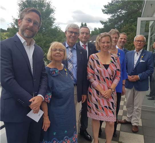 Von links nach rechts der Vorstand Dr. Dieter Buhl (Past Präsident), Gerhard Bigalke (Webmaster), Heiner Wurm (Schatzmeister), Dr. Angelika Wurm(Activity-Beauftragte), Dr. Marten Obeling (Clubmaster), Dr. Gudrun Mieth-Leichsenring (Vizepräsidentin), Karlheinz Stöhr (Sekretär), Katharina Bleutge (Präsidentin). Foto: privat