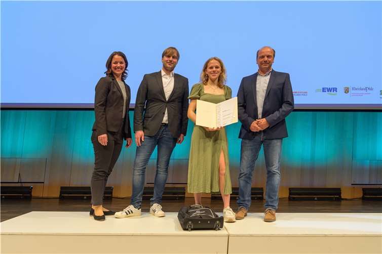 Von links nach rechts: die Bürgermeisterin der Stadt Ingelheim Eveline Breyer, Florian Düx vom Leitungsteam der LSB-Sportjugend, Hanna Sopp und ein Vertreter des Sponsors Sebamed.  Foto: Sportjugend RLP / Peter Seydel