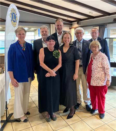 Von links nach rechts hintere Reihe: Activity-Beauftragte Dr. Angelika Wurm, Mitgliederbeauftragter Michael Sperling, Präsident Karl Böttcher, Activity-Berichte und Seniorenbeauftragter Karlheinz Stoehr, Schatzmeister Heiner Wurm, vordere Reihe: Past-Präsidentin Renate Diefenbach, Clubmaster Katharina Bleutge, Beauftragte Presse/Öffentlichkeitsarbeit / Klasse 2000 Dr. Gudrun Mieth-Leichsenring. Foto: privat