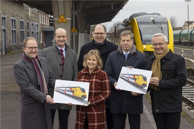 Von links nach rechts sind auf dem Foto abgebildet: Markus Frank, kfm. Leiter Regionalzüge, Siemens Mobility GmbH, Dr. Elmar Zeiler, Leiter Regionalzüge, Siemens Mobility GmbH, Katrin Eder, Ministerin für Klimaschutz, Umwelt, Energie und Mobilität, Thorsten Müller, Verbandsdirektor SPNV-Nord, Veit Salzmann, Geschäftsführer der Hessischen Landesbahn, Achim Hallerbach, Verbandsvorsteher SPNV-Nord. Copyright: TobiasVollmer.de
