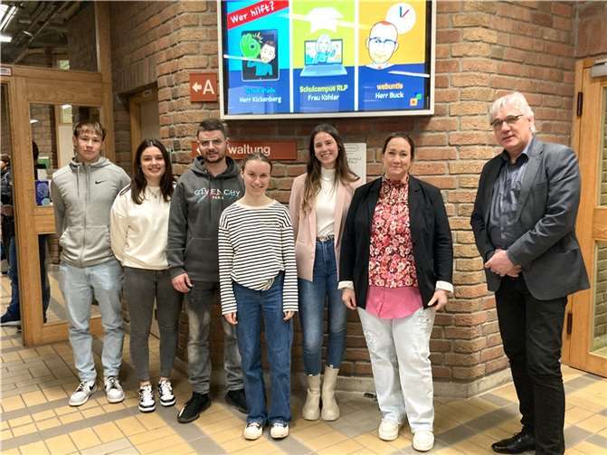 Von links nach rechts sind auf dem Foto von S. Langen zu sehen: Noah Ostrominski, Leonie Marouchitch, Luca Klee, Magdalena Wagener, Marie Schäfer, Sarah Eckstein und Malte Möbius. Foto: IGS