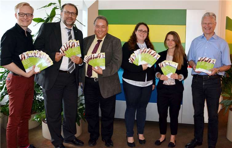 Von links nach rechts sind zu sehen: Marco Brehme, Koordinator für duale Studiengänge an der Hochschule Koblenz, Richard Hover, Regionalgeschäftsführer der IHK-Regionalgeschäftsstelle Montabaur, Wolf-Dieter Matern, Geschäftsführer der WFG Rhein-Lahn, Isabelle Chwalka, Koordinatorin für duale Studiengänge der Hochschule Koblenz, Melanie Becker, Referentin Hochschule/Wirtschaft IHK Koblenz und Frank Puchtler, Landrat des Rhein-Lahn-Kreises. Uwe Rindsfüßer