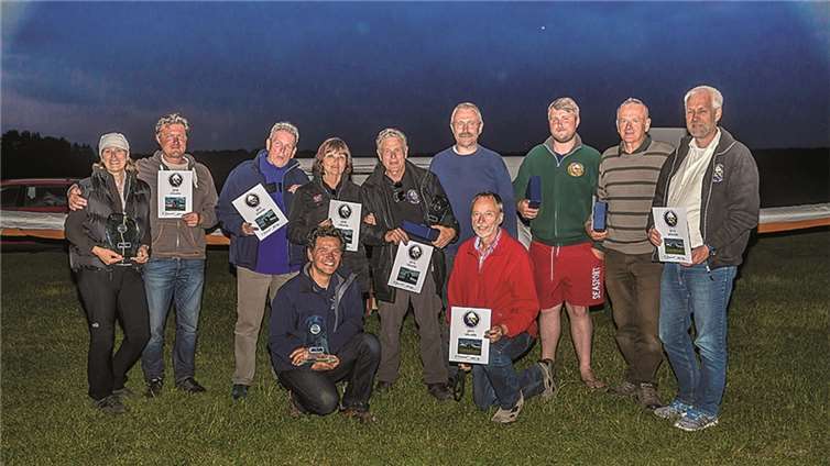 Von links nach rechts, stehend: Karin Wiesenthal, Markus Geisen (1. Platz Doppelsitzer), Burkhard Hannemann, Uwe und Margret Richter (2. Platz Doppelsitzer), Gunter und Thomas Schmidt (2. Platz Offene), Jahn Loth (3. Platz Offene), Thorsten Kleinblotekamp (3. Platz Doppelsitzer). Kniend: Thomas Wartha (1. Platz Standard), Gerd Pust (3. Platz Doppelsitzer). Es fehlen: Bernd Dolba (1. Platz Offen), Patrick Kreimer (2. Platz Standard), Martin Wagner (3. Platz Standard). Gerhard Marx