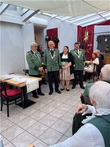 Von links nach rechts: stellv. Brudermeister Udo Enders, Hubertus-Schütze Karl Steiger, Schützenliesel Manuela Enders und Königin des Bezirksschützenkönigs Marcel Eich. Foto: privat