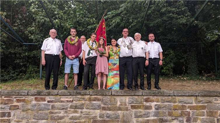 Von links nach rechts: stv. Brudermeister Heinz-Hubert Marquardt, Dreeser Dorfkönig Yannik Dauck, 1. Schießmeister Peter Kaczun, Jungschützenprinz André Zavelberg mit seiner Prinzessin Laura, Schützenliesel Sandra Metternich, König der Könige Ludwig Metternich, Brudermeister Manfred von Goscinski sen., 2. Schießmeister Maciej Weiner.  Foto: St. Hubertus Schützenbruderschaft e.V. Oberdrees