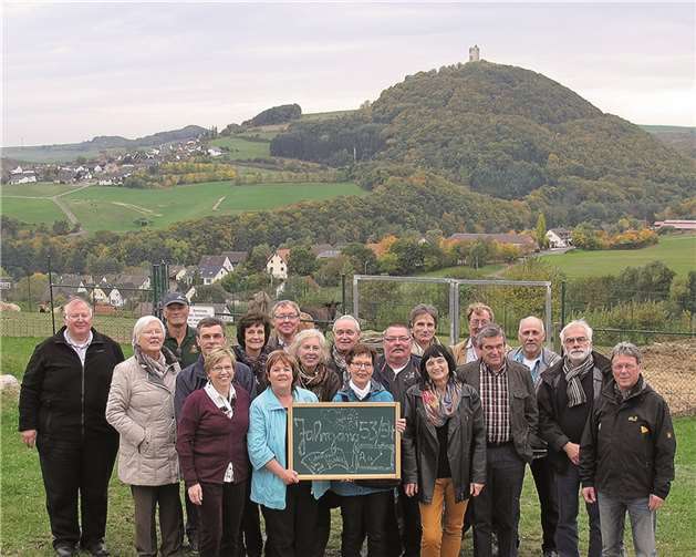 Von links nach rechts: vordere Reihe: Anita Drossard (Schäfer), Anke Nowak (Habermann), Vroni van Rijnsoever (Schmittgen), Waltraud Hauptmanns (Frank); 2. Reihe: Wolfgang Hirsch, Ursula Schwarz, Peter van Rahden, Günter Klein, Gerd Schulz, Harry Zapf; 3. Reihe: Hildegard Schlütter, Edith Ley (Klein), Hans-Peter Krupp, Toni Diemert, Manfred Laufs, Erich Prenger, Peter Beutgen, letzte Reihe von links: Georg Müller, Jakob Petermeier. Privat