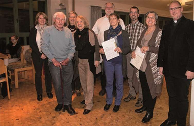 Von links nach rechts zu sehen: Daniela Hahn (Büchereileiterin), Egon Gude, Ursula Peters, Gabriele Funke, Friedrich Rößler (Büchereiausschuss) Frau Erika Esser, Andreas Cronenberg (Büchereiausschuss), Ingrid Schneider und Pfarrer Zeyen. privat