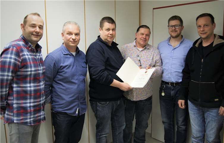 Von links nach rechts zu sehen: Einheitsführer Dirk Henkel, Guido Lenz, Wehrleiter Ingo Wolf, Thomas Bögeholz, Tobias Neumann, stellvertretender Wehrleiter Michael Tillmann. Foto: privat