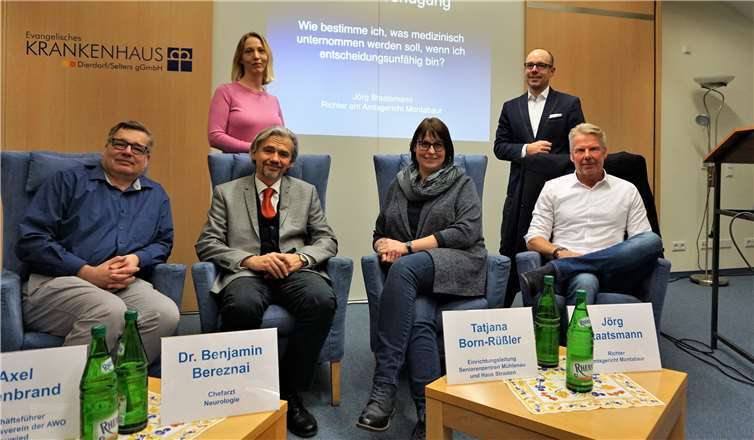 Von links sitzend: Axel Hillenbrand, Dr. Benjamin Bereznai, Tatjana Born-Rüßler, Richter Jörg Staatsmann sowie (von links stehend) Tamara Hetzert, Einrichtungsleitung Seniorenzentrum „Uhrturm“ und Thomas Schulz (stehend).privat