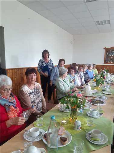 (Von links, stehend) Ingrid Neubusch und Brigitte Ley hatten die Landfrauen in die alte Schule von Ehlingen eingeladen.