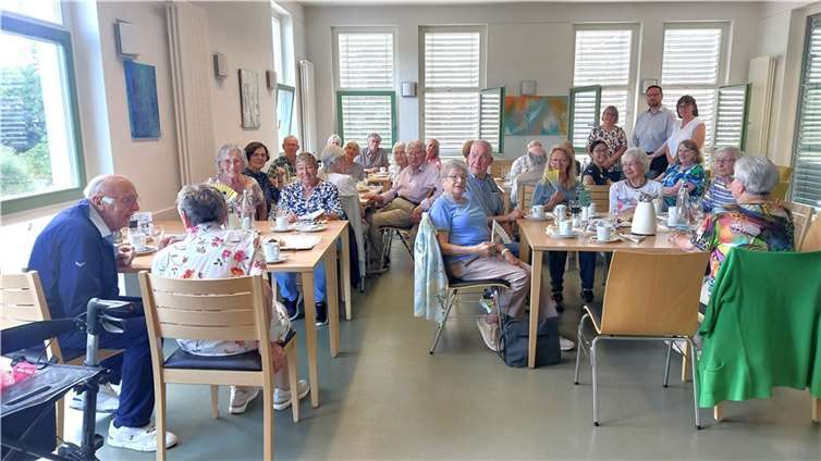 (Von links, stehend) Marion Surrey, Pfarrer Peter Strauch, Ingrid Neubusch und Ute Remshagen (nicht auf dem Foto) begrüßen die vielen Seniorinnen und Senioren, die auch dieses sommerliche Frühstück sichtlich genossen.  Foto: Monika Thurn