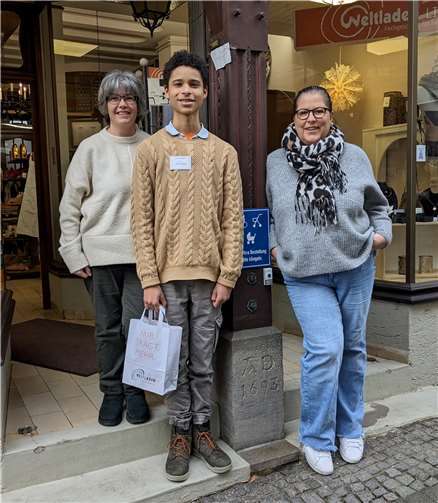 Von links: stellv. Vorsitzende Jutta Dietrich, Praktikant Lunam Westerkamp und Weltladen-Mitarbeiterin Marion Prechtl  Foto: Annette Förster/Weltladen Linz
