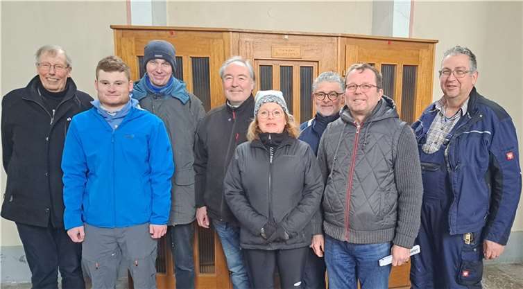 Von links: stellvertretender Vorsitzender des Verwaltungsrates Karl-Heinz Montermann, Raphael Weber, Peter Schüller, Dirk und Andrea Hermann, Pfarrgemeinderatsvorsitzender Wolfgang Weber, Rainer Lenzgen und Lothar Schmitz. Foto: Norbert Missong