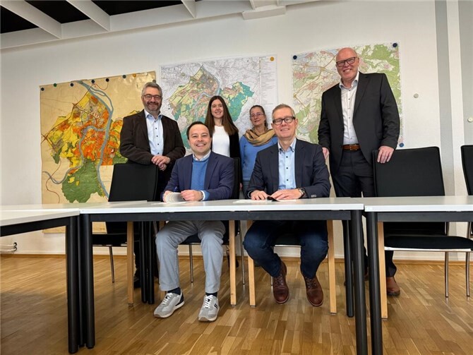Von links unten Baudezernent Prof. Dr. Andreas Lukas, Markus Gerhards, Direktor der Niederlassung West der Autobah GmbH des Bundes Von Links oben Dr.-Ing. Kai Mifka, Leiter Tiefbauamt Stadt Koblenz, Luisa Heinemann, Tiefbauamt Stadt Koblenz, Anja May, Tiefbauamt Stadt Koblenz, Matthias Hannappel, Leiter der Außenstelle Montabaur Autobahn GmbH West. Fotos: Stadt Koblenz/ Mandy Steffens