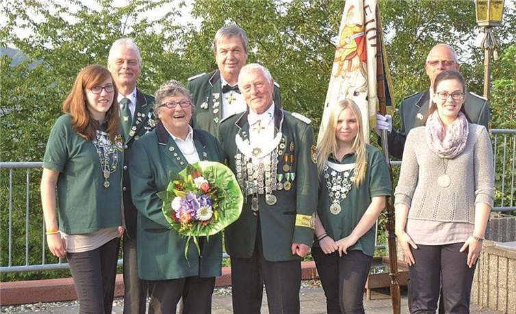 Von links vorne: Schülerprinzessin Anna Maria Kalb, Königspaar Anita und Manfred Leurs, Jugendprinzessin Sarah Rosenbach, Bürgerkönigin Tanja Nikonov, von rechts hinten: Schießmeister Toni Ditandy, Brudermeister Erwin Mader, Fähnrich Christoph Flöck. privat