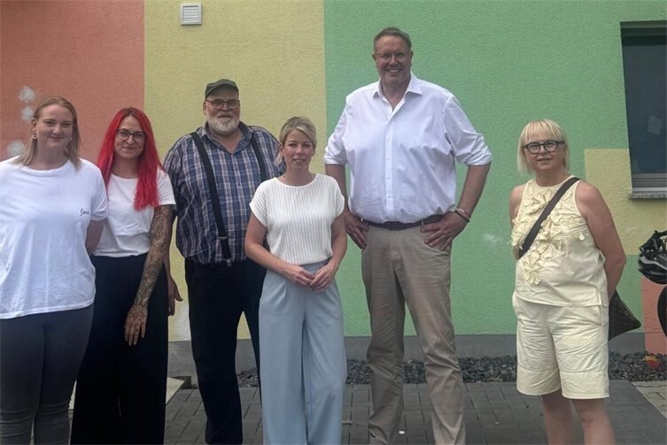 Von links:Jara Peters – Kitaleitung, Jasmin Struck – stellv. Kitaleitung, Ulrich Schreiber - Stadtbürgermeister / TrägerLana Horstmann, MdL, Alexander Schweitzer Fraktionsvorsitzender und Kamila Paterek-Riedrich, 1 Beigeordnete