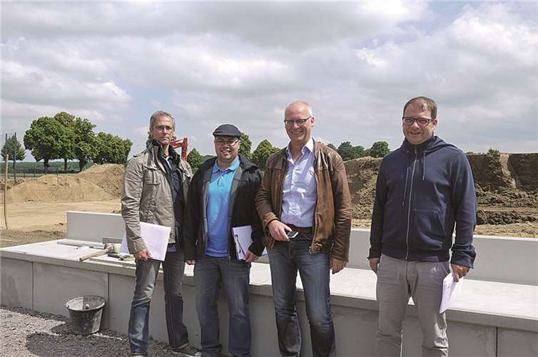 Von links:Udo Müllenborn (Gebäudemanagement Gemeinde Swisttal), Mike Brüggemann (Planungsbüro Fischer), Dr. Markus Fischer (Leiter Planungsbüro Fischer) und Jan Funcke (Bauleiter STRABAG) vor der entstehenden Zuschauertribüne.Gemeinde Swisttal