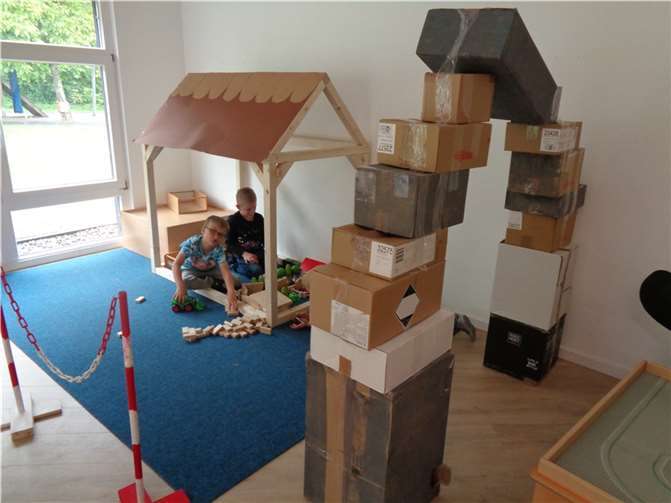 Von nun an ist das Haus multifunktionell zu nutzen, für das Bauen mit unterschiedlichen Materialien und als Rückzugsmöglichkeit, die das Rollenspiel anregt. Quelle: VG Puderbach