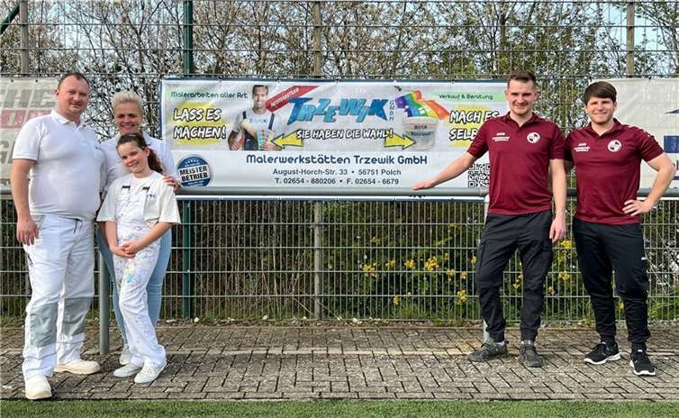 Von nun wird ein Banner der Malerwerkstätten Trzewik GmbH auf dem heimischen Kunstrasenplatz in Mertloch zu sehen sein. Foto: privat