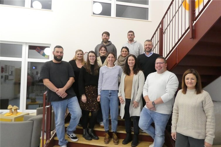 (Von oben nach unten): Jean-Luca Kellers, Maro Voppmann, Kristina Schild, Mirjam Bauer, Michael Lier, Philipp Wetzlar, Carina Haupt, Jana Schüller, Veronika Schäfer, Julia Blang, Marc Widerstein, (fehlend Laura Driesch, Florian Bous) KiTa Leitung Christiane Müller-Grün. Foto: Christiane Müller-Grün/KiTa Weiersbach